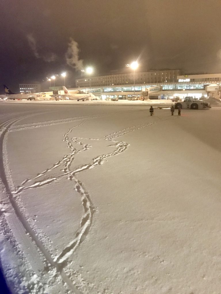 大雪の新千歳空港で除雪が間に合わずで飛行機が立ち往生