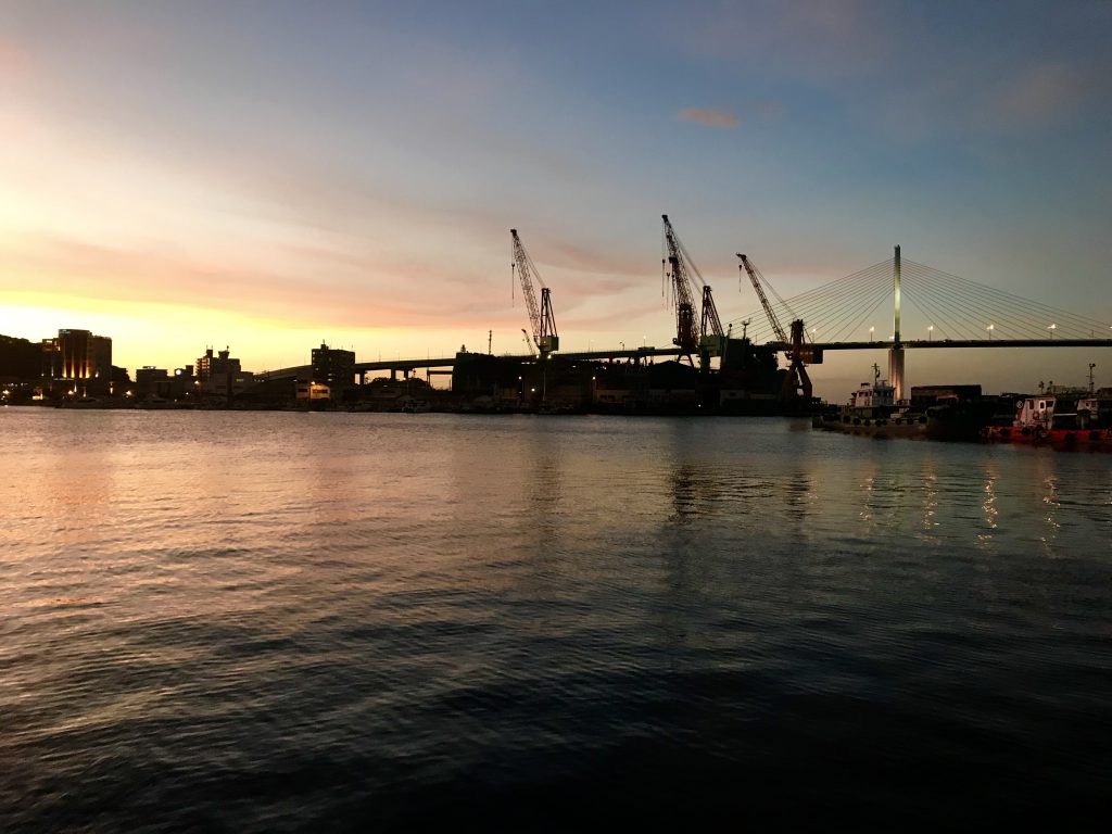 博多埠頭から夕陽を