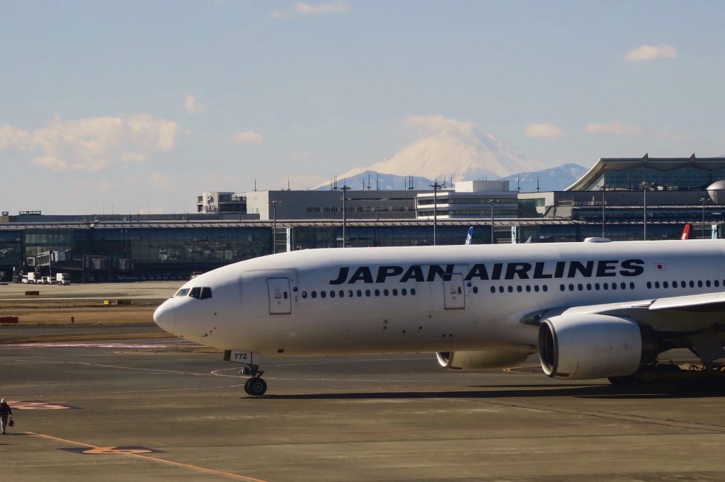 羽田空港で飛行機と富士山