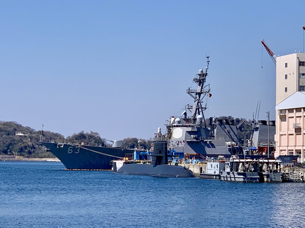 横須賀港、米軍基地に軍艦と潜水艦