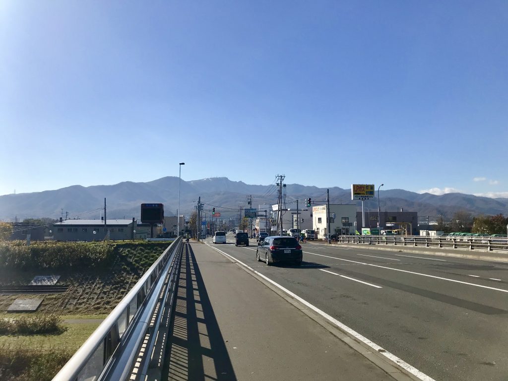 青空、手稲山と一般道路