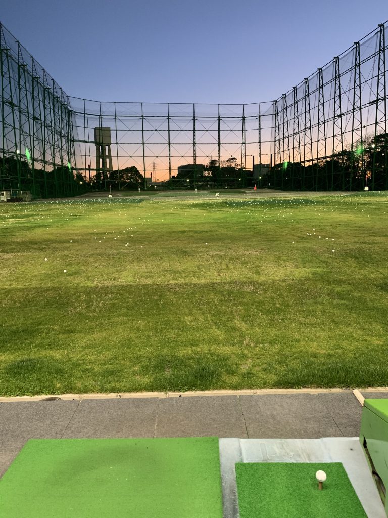 ゴルフ練習場に天然芝を使用している。夕陽が美しい！