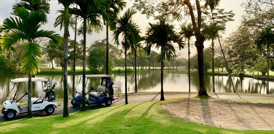 タイにあるタナシティーゴルフクラブ、椰子の木と池と緑は日本には無い風景