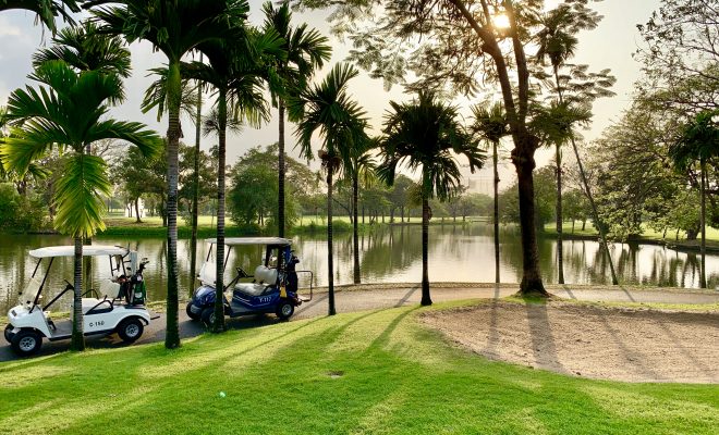 タイにあるタナシティーゴルフクラブ、椰子の木と池と緑は日本には無い風景