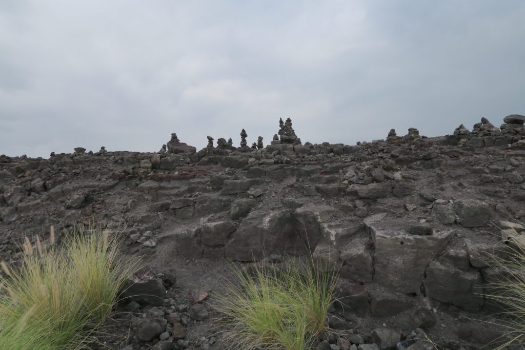 溶岩は黒く、荒削り