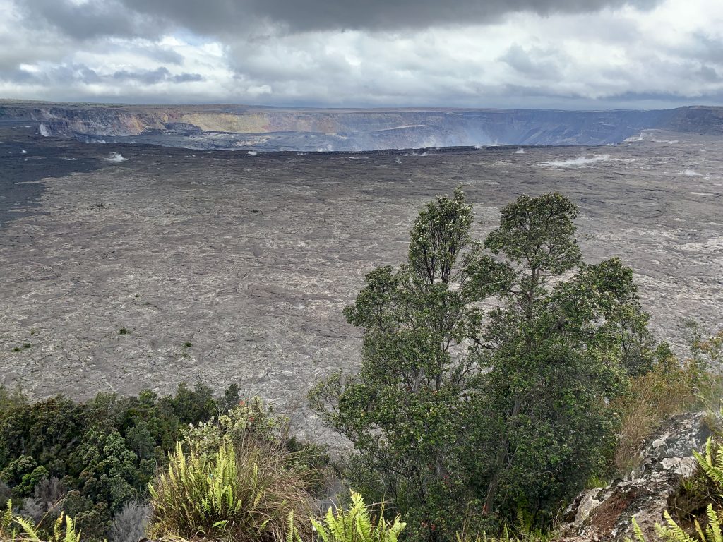 キラウエア火山の火口、周りには水蒸気が登っている