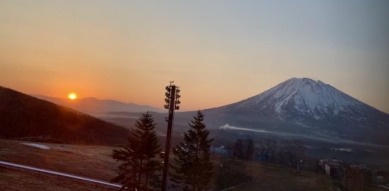 羊蹄山の左に朝日が登る