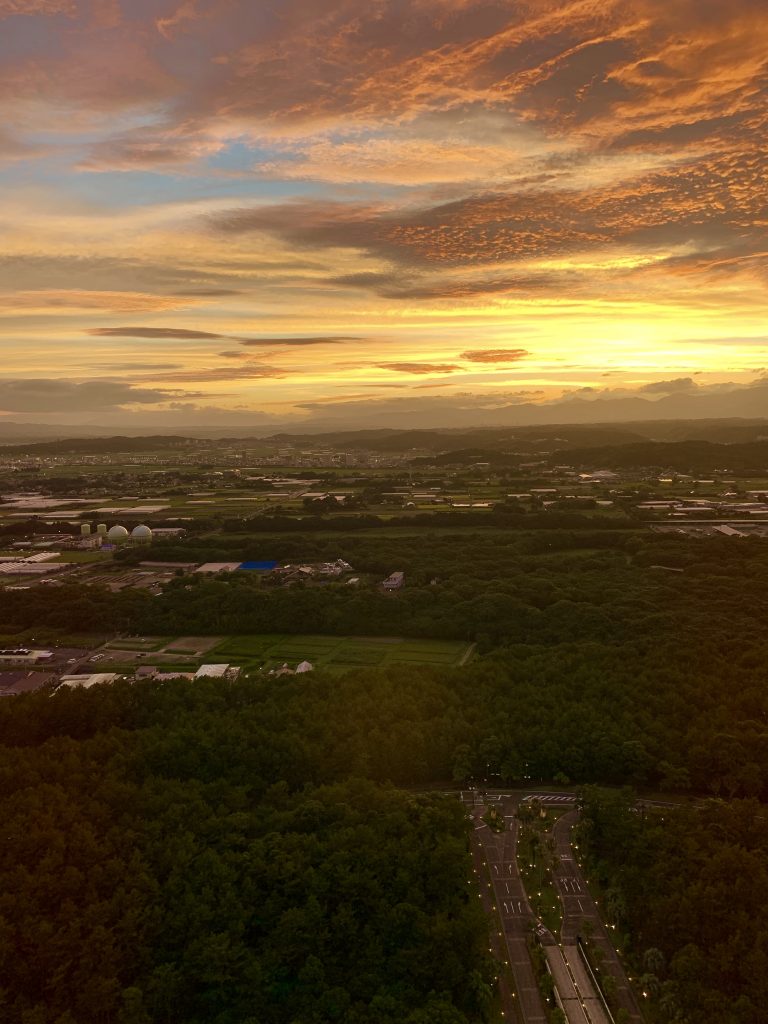 霧島の山に夕陽が沈む