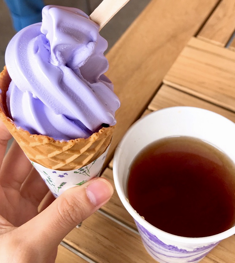 ラベンダー色のソフトクリームと紅茶