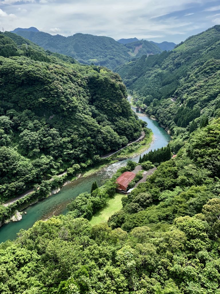 緑のコントラストに赤い屋根がさえる