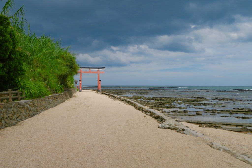 神秘な世界へ続く参道