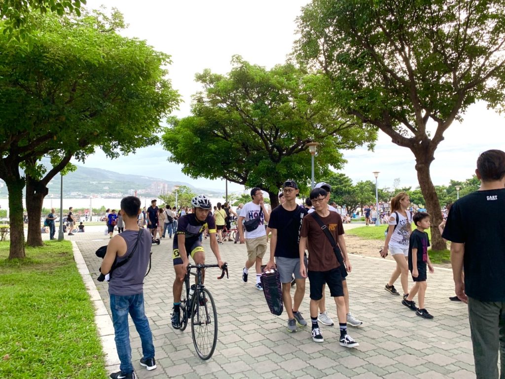 淡水駅を出たところの公園