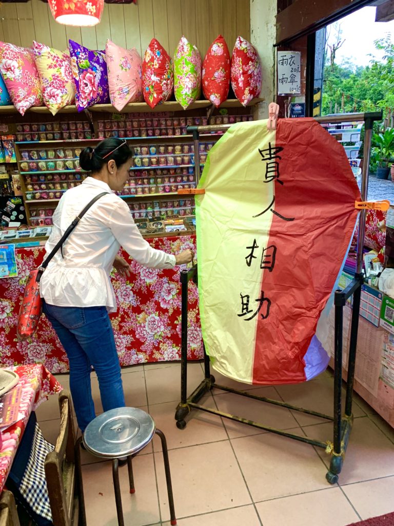 天燈に祈願する内容を墨で書く