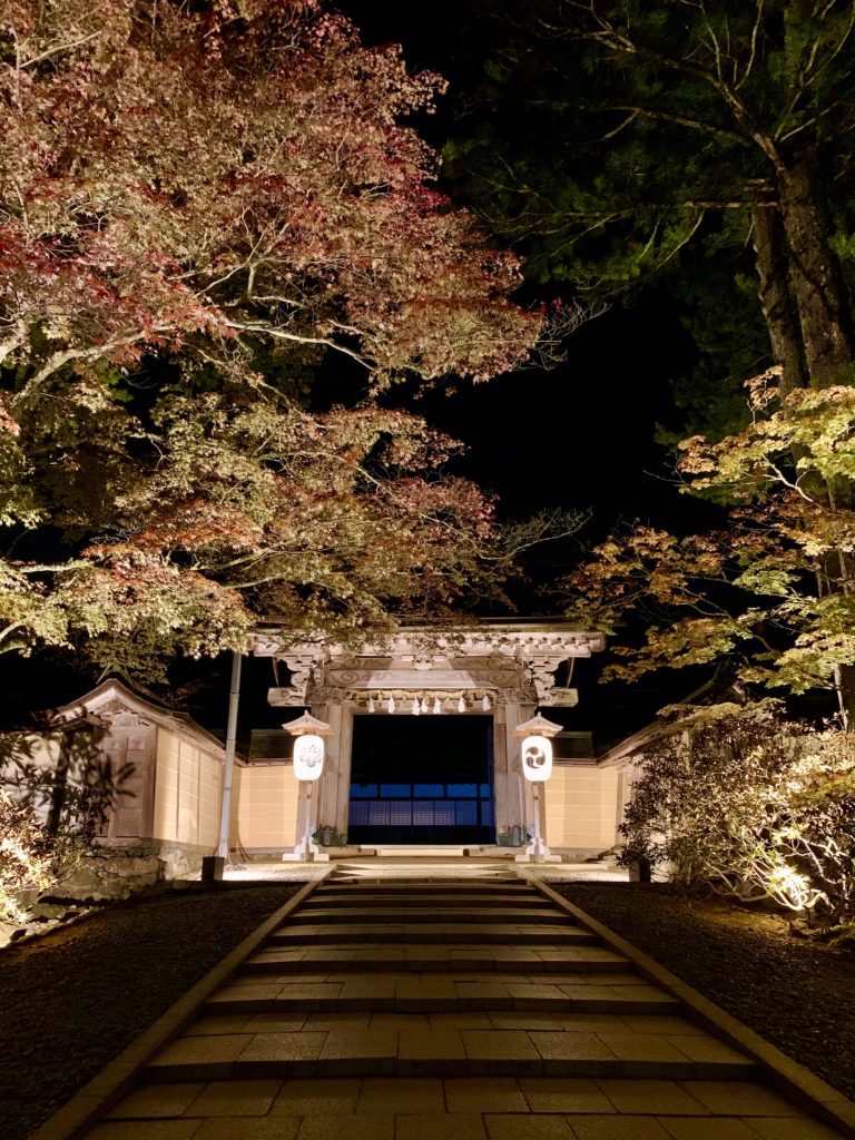 夜の金剛峯寺